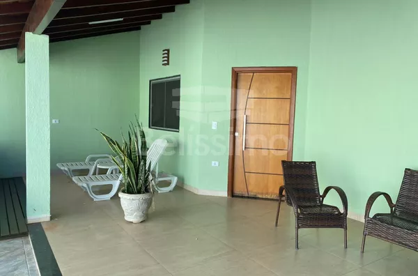 Casa com excelente localização 10 minutos do centro. Casa de 2 quartos, sendo 1 suíte, 01(um) jardim de inverno, 01(uma) sala de TV, 01 (uma) cozinha com planejados, 01 (uma) área gourmet, 01 (um) lavabo, 01 (uma) área de serviço e 02 (dois) banheiros