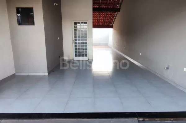 Linda Casa com excelente localização, 10 minutos do centro, Contendo 02(dois) quartos, sendo um com guarda-roupa embutido, 01(uma) sala com  01(uma) cozinha integrada e planejados, 01(um) banheiro, Ar-condicionado nos quartos e na sala, varanda ampla e co