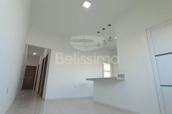 Casa á venda no bairro SetSul. Contendo 03(três) quartos, sendo uma suíte, 01(uma) sala de estar, 01(um) hall, 02(um) banheiro, 01(uma) cozinha com bancada de granito, 01(uma) lavanderia coberta, garagem para 3 carros   Área Construída: 72,95m²  Terreno: 