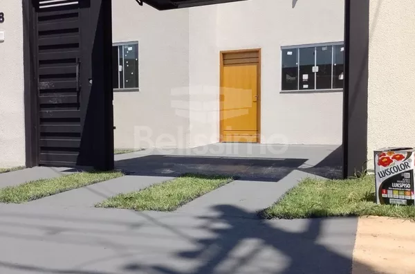 Casa localizada em Três Lagoas M/S, no bairro Setsul, Com acabamento de qualidade, contendo os seguintes cômodos: 02(dois) quartos, 01 banheiro, 01 (uma) cozinha, 01 uma) sala TV. 1(uma) lavanderia coberta, garagem  para 2 carros. Cerca Elétrica.  Constru