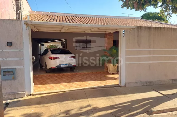 Casa com excelente localização: No bairro Vila Piloto I  Descrição do imóvel:    3 Quartos ,2 Banheiros, 1 Dispensa, 1 Cozinha com armários planejados, balcões, Sala de jantar com  janelas e porta de blindex, Área gourmet com churrasqueira