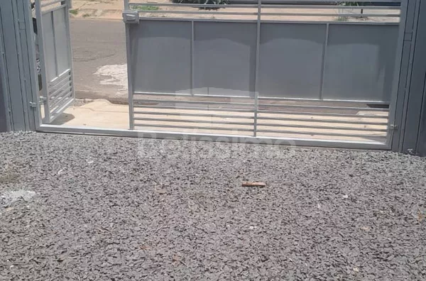 Casa com excelente localização 10 minutos do centro. Casa com 02 (dois) quartos, sendo 01 (um) suíte, 02 (dois) banheiros, 01 (uma) sala de estar, 01 (uma) cozinha, 01 (uma) lavanderia e com garagem para 2 carro. 