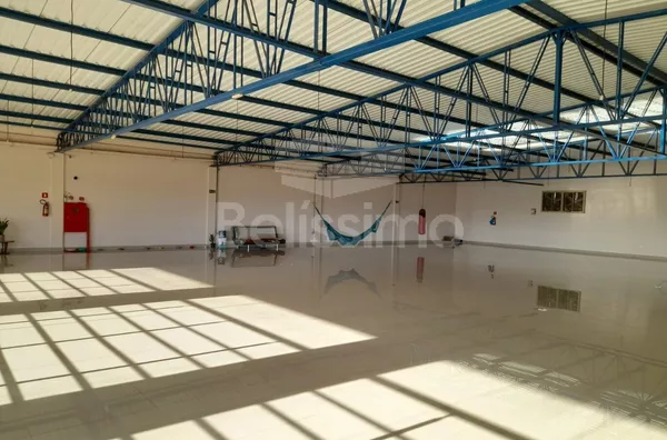 Barracão Contém 12 placas solares,  Média de 1.320 m2 de área construída. Equivalente a 3 terrenos de 12,06 × 30, Uma garagem ampla para carros e caminhões (a garagem não é coberta), Consta também na parte inferior de 4 banheiros sendo 2 adaptados para de