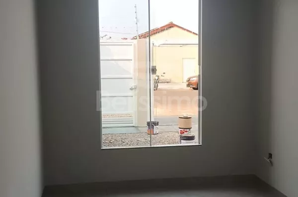 Casa com excelente localização. Casa com 02 (dois) quartos, sendo 01 (uma) suíte, 02 (dois) banheiros, 01 (uma) sala de estar, 01 (uma) cozinha, 01 (uma) lavanderia e garagem para 2 carro.