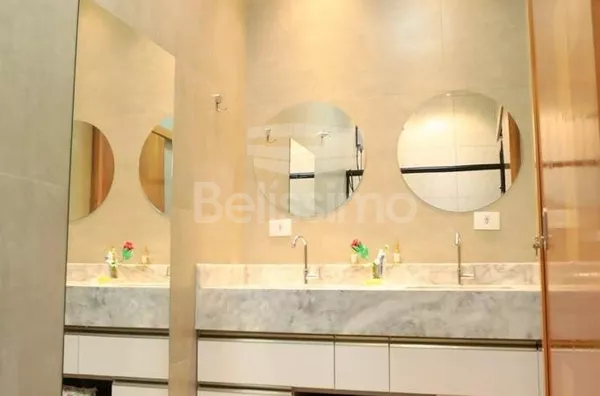 Linda Casa no condomínio Costa Leste . Casa com 03(três)  quartos, sendo 1 suíte com closet e ventilador de teto nos  outros 2 quartos,  Móveis Planejados em todos os quartos,  01(um) banheiro social  com planejados,  Todos Lavatórios c/ pedra esculpida e