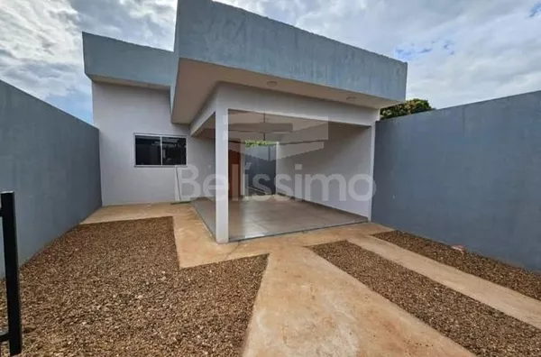 Casa com excelente localização. Casa com 02 (dois) quartos, sendo 01 (um) suíte, 02 (dois) banheiros, 01 (uma) sala de estar, 01 (uma) cozinha, 01 (uma) lavanderia, com garagem para 2 carro e espaço para ampliação.