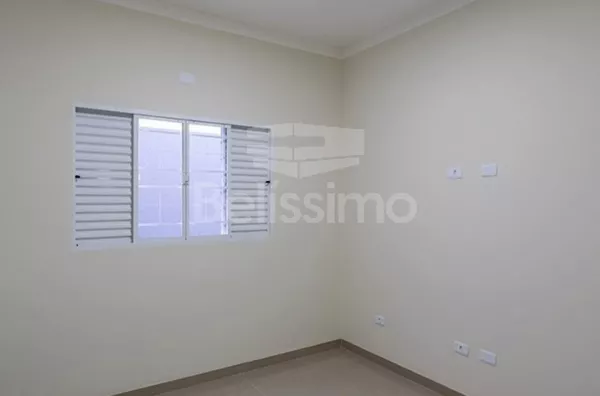 Casa localizada no bairro: Nova Três Lagoas , contendo os seguintes cômodos: 3(três) quartos, sendo 01 (uma) suíte, 01 (um) banheiro social,  01 (uma) cozinha, 01 (uma) sala TV com pé direito alto, 1(uma) lavanderia coberta, garagem  para 2 carros.