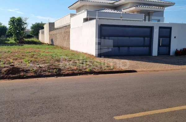 Casa localizada em Três Lagoas MS no bairro Jardim dos Ipês III, , tendo os seguintes cômodos: 3(três) dormitórios sendo 01 (uma) suíte, 01 (um) banheiro social, 01(lavabo), 01 (uma) cozinha com planejados, 01 (uma) sala TV, lavanderia coberta, garagem co