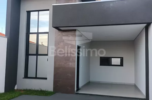 Casa com excelente localização no Jardim Ipacarai. Casa Contendo:  02 (Dois) Quartos, sendo 01 (Uma) Suíte, 01 (Uma) Sala com pé direito amplo, 01 (Uma) Cozinha integrada, 02 (Dois) Banheiros, 01 (Uma) Área de serviço coberta, Garagem para 02 carros