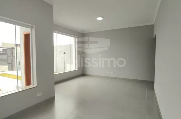 Casa com excelente localização no Mais Parque. Casa Contendo: 03 (Três) Quartos, sendo 01 (Uma) Suíte, 01 (Uma) Sala com pé direito amplo, 01 (Uma) Cozinha, 02 (Dois) Banheiros, 01 (Uma) Área de serviço coberta, Garagem para 02 carros
