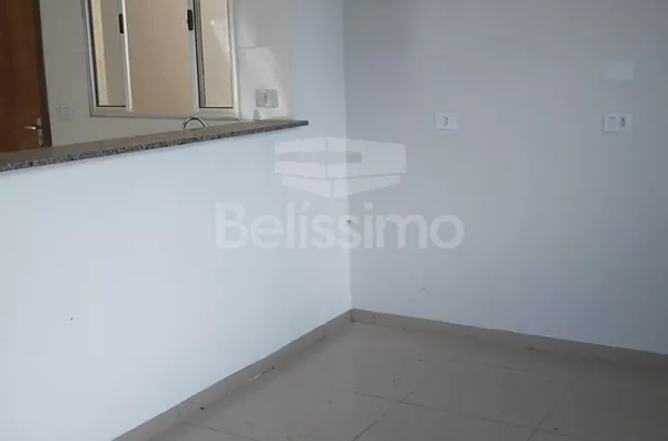 Casa localizada no Bairro Mais Parque, com 02(dois) Quartos, sendo uma suíte, 01(uma) Sala de TV, 01(jardim de inverno), 01(uma) cozinha, 02(dois)  Banheiros, Lavanderia coberta,  Garagem para 02 Veículos, Portão Eletrônico. 