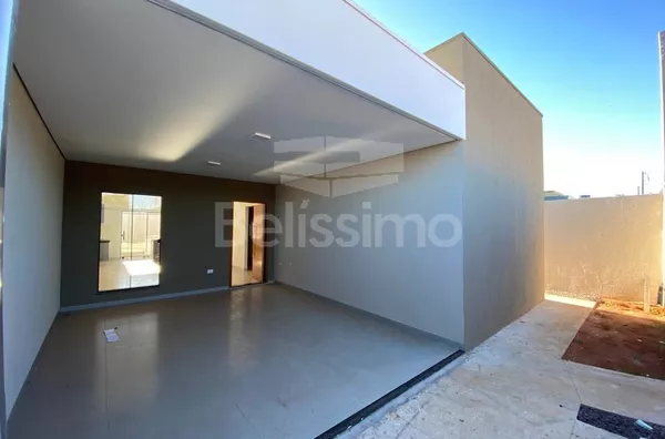 Linda casa á venda localizada no Bairro Santa Terezinha, Contendo 03(três) quartos, sendo uma suíte, 01(uma) sala de TV,  01(uma) cozinha com planejados, 02(dois) banheiros, 01(uma) área de serviço coberta e com garagem para 2 carros. 