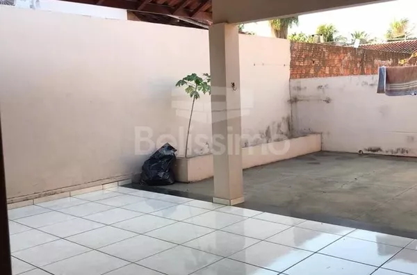 Casa bem localizada, no Colinos. Casa contendo 03 (três) quartos, 02 (dois) banheiros, sala, cozinha, lavanderia e garagem.