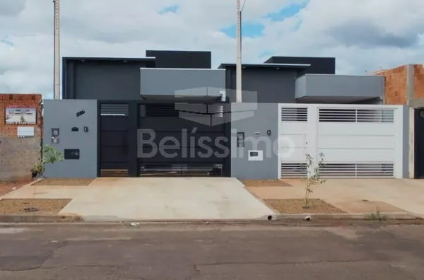 Linda casa no bairro Nova Três Lagoas, casa bem localizada. Casa contendo, 2 (Dois) Quartos, sendo 1 (Uma) suíte, 2 (Dois) Banheiros, Sala de TV, Cozinha, Lavanderia coberta e garagem para dois carros. 