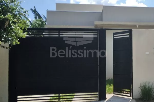 Casa localizada no Bairro Mais Parque, com 02(dois) Quartos, sendo uma suíte, 01(uma) Sala de TV, 01(jardim de inverno), 01(uma) cozinha, 02(dois)  Banheiros, Lavanderia coberta,  Garagem para 02 Veículos, Portão Eletrônico. 