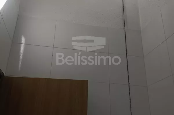 Casa bairro Ipê1, bem localizada. Casa contendo, 2 (Dois) Quartos, sendo 1 (Uma) suíte, 2 (Dois) Banheiros, Sala de TV, Cozinha, Lavanderia e garagem para dois carros.