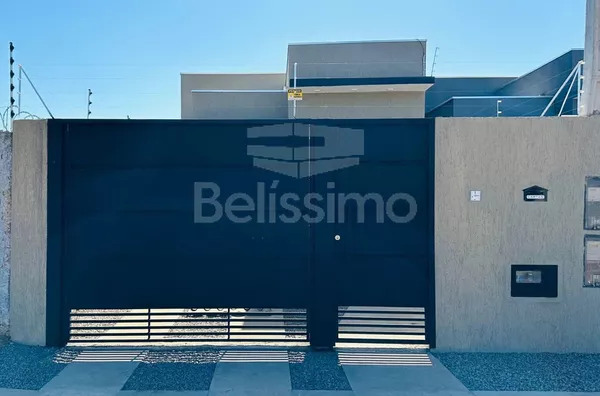 Casa localizada em Três Lagoas MS no bairro: Nova Três Lagoas , contendo os seguintes cômodos: 3(três) quartos, sendo 01 (uma) suíte, 01 (um) banheiro social,  01 (uma) cozinha, 01 (uma) sala TV com pé direito alto, 1(uma) lavanderia coberta, garagem  par