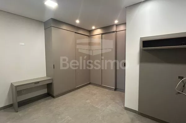 Casa com excelente localização no Condomínio Portal das Águas. Casa com 03(Três) quartos, sendo todos com suíte, 01(uma) sala com pé direito alto,  01(uma) cozinha com armários planejados, 1(uma) área gourmet, 04(quatro) banheiros, 01(uma) área de serviço