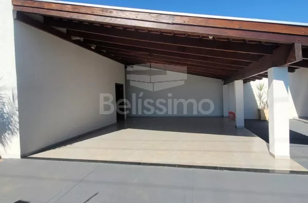 Belíssima casa com ótima localização, localizada nas mediações do bairro  Ipê I 