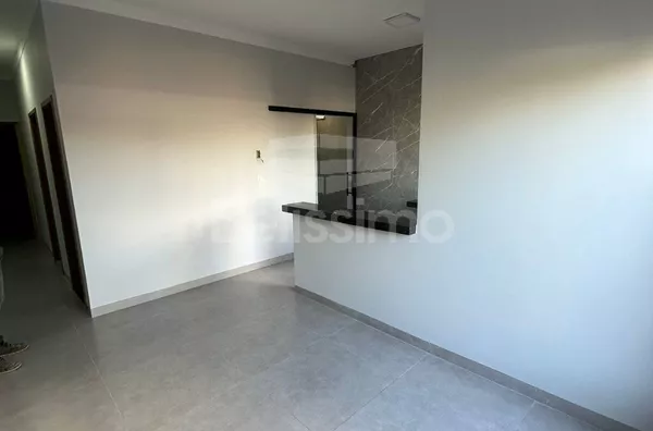 Casa com excelente localização. Casa de 2 quartos,  01(uma) sala de TV, 01 (uma) cozinha, (01) banheiro, 01 (uma) área de serviço coberta e garagem para 2 carros.