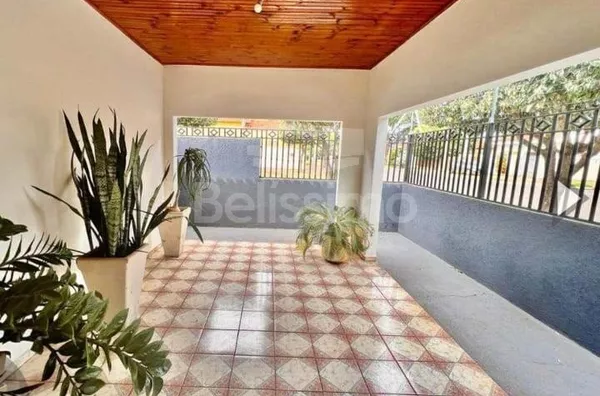 Casa bem localizada, no bairro Vila Nova. Casa contendo 03 (três) quartos, sendo 01 suíte, 02 (dois) banheiros, 02 (duas) salas, cozinha, lavanderia coberta, placa de energia solar, área gourmet e garagem para 2 carros. 