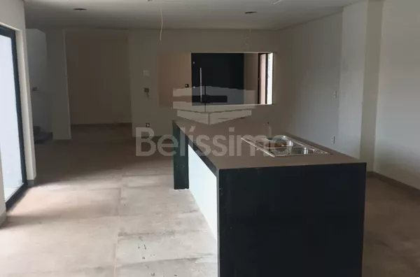 Casa com excelente localização no Condomínio Village do lago.  Casa com: 03 (Três) Quartos, sendo todos suíte, 01 (uma) Sala de TV , 01 (uma) Cozinha com área gourmet, 03 (três) Banheiros.  01 (uma) Área de serviço coberta, Garagem para 2 carros, Piscina