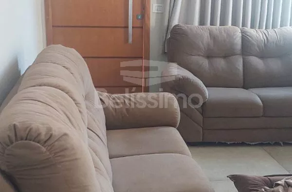 Casa á venda no Bairro Nova Três Lagoas! Contendo 03(três) quarto(s) sendo 1 suíte, 01(uma) sala de TV, 01(um)banheiro social, 01(uma) cozinha planejada, lavanderia coberta, garagem para 2 carros. Área Construída : 80,67m² Terreno: 162m²