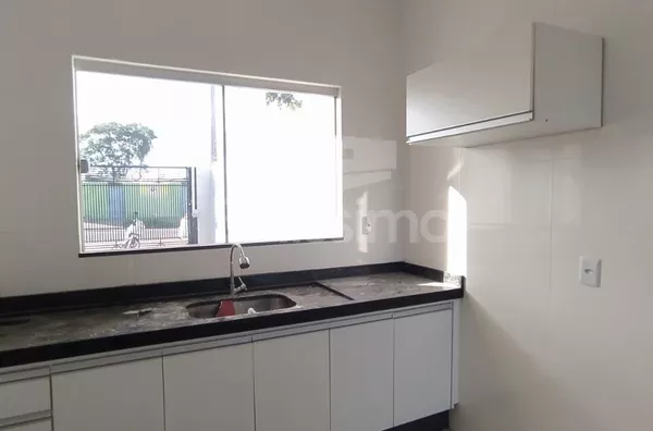 Linda Casa no Mais Parque.  Casa com 02 (dois)  quartos, sendo 1 suíte, 01(um) banheiro social, 01(uma) sala de estar,01(uma) cozinha, lavanderia coberta, garagem para 1 carro.