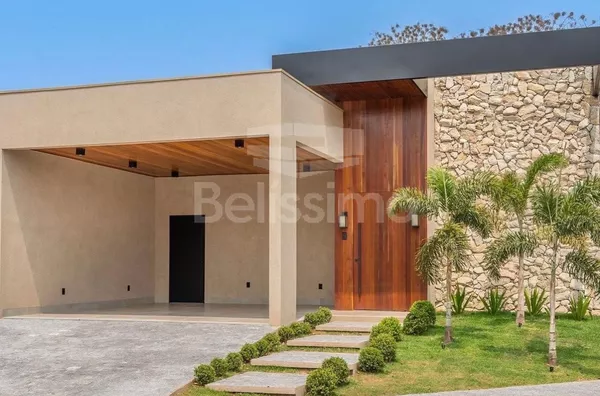 Casa com excelente localização no Condomínio Quarta Lagoa Eco Residence. Casa com 03(Três) quartos, sendo todos suíte, 01(uma) sala de TV,  01(uma) cozinha com área gourmet, 04(quatro) banheiros, 01(uma) área de serviço coberta e com garagem para 2 carros