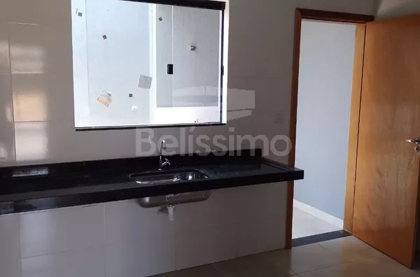 Casa localizada em Três Lagoas M/S, no bairro Setsul, Com acabamento de qualidade, contendo os seguintes cômodos: 02(dois) quartos, 01 banheiro, 01 (uma) cozinha, 01 uma) sala TV. 1(uma) lavanderia coberta, garagem  para 1 carro. 