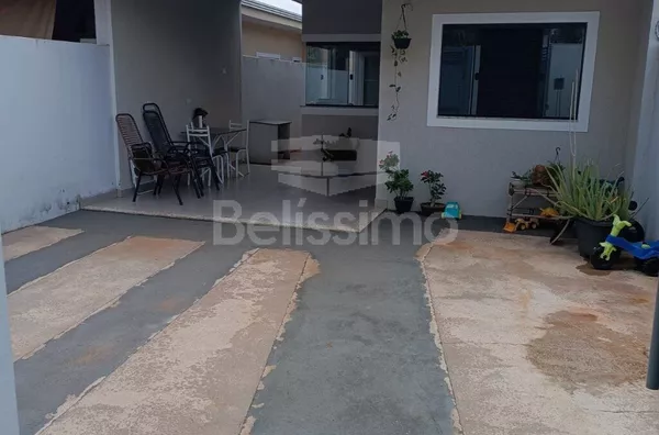 Linda casa á venda, Contendo 03(três) quartos, sendo uma suíte, 01(uma) sala de TV, (01) sala de jantar,   01(uma) cozinha com planejados, 02(dois) banheiros, 01(uma) área de serviço coberta e com garagem para 2 carros.   Área Construída:85.66m²  Área Ter