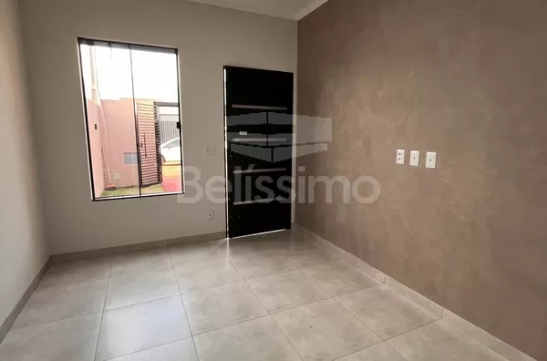 Casa com excelente localização 10 minutos do centro. Casa de 2 quartos, sendo 1 suíte, 01(uma) sala de TV com pé direito alto, 01 (uma) cozinha, 01 (uma) área de serviço coberta, 02 (dois) banheiros e com garagem coberta para 1 carro.