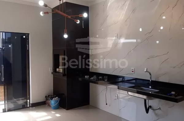 Belíssima casa no bairro Mais Parque. Casa contendo: 03 quartos, sendo uma suíte, 02 banheiros, cozinha gourmet, sala de TV, 03 jardins de inverno, lavabo, lavanderia coberta e garagem para 02 carros. 
