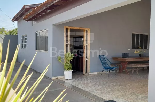 Casa com excelente localização 10 minutos do centro. Casa com 03(três) quartos, sendo 1 suíte, 01(uma) sala de TV ampla, 01 (uma) cozinha, 02 (dois) banheiros, 01 (uma) área de serviço coberta e com garagem para 3 carros.   Área Construída:370m²  Área Tot