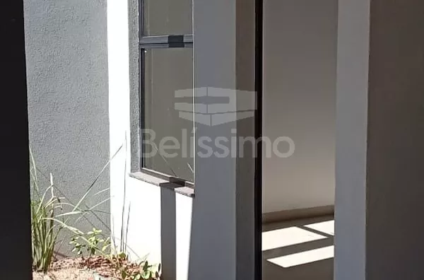 Excelente Imóvel localizado no bairro Santos Dumont. Casa contendo: 02 (Dois) Quartos, sendo 01 suíte, 02 (Dois) Banheiros ,Cozinha, Sala, Lavanderia coberta, Área gourmet, Garagem  P/ 1Carro.