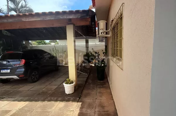 Casa á venda no Bairro Santos Dumont. Contendo 03(três) quarto(s) com planejados, sendo 1 suíte, 01(uma) sala de TV, 01(um)banheiro social com planejado, 01(uma) cozinha ampla com planejados, Área gourmet  com lavabo, lavanderia coberta, garagem para 3 ca