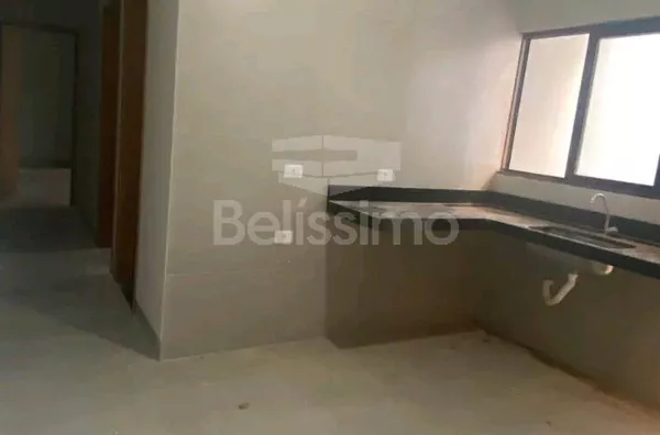 Casa com excelente localização 10 minutos do centro. Casa de 2 quartos,  01(uma) sala de TV, 01 (uma) cozinha, 01 (uma) área de serviço, 01 (um) banheiro e com garagem para 2 carros.