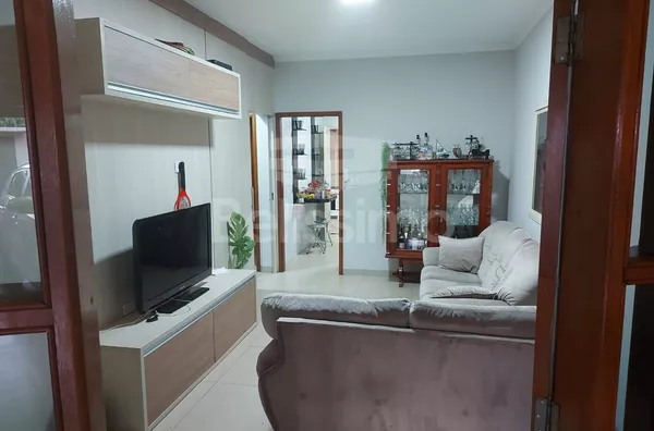 Sobrado a venda , conta com 4 (quatro) dormitório, + 01 (uma) suíte, 03(três) banheiros, cozinha planejada, sala, área gourmet  com churrasqueira de tijolinho a vista e garagem para 2 carros.