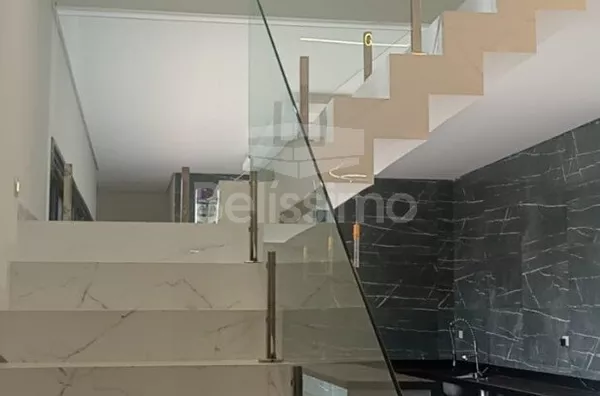 Belíssimo sobrado localizado em Três Lagoas M/S, no bairro Bela Vista da Lagoa, cinco minutos da lagoa maior! Com fino acabamento, contendo os seguintes cômodos: 4 (quatro) quartos, sendo todos suítes, 01(um) lavabo, 05(cinco) banheiros, 01 (uma) cozinha,