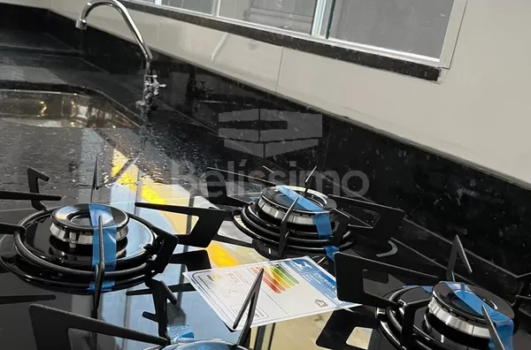 Casa localizada no bairro Jardim Guaporé, com 02(Dois) quarto(s), 1(Uma) sala, 1 (Uma) cozinha, 1(Um) banheiro, 1(Uma) lavanderia e garagem para 1(Um) carro.