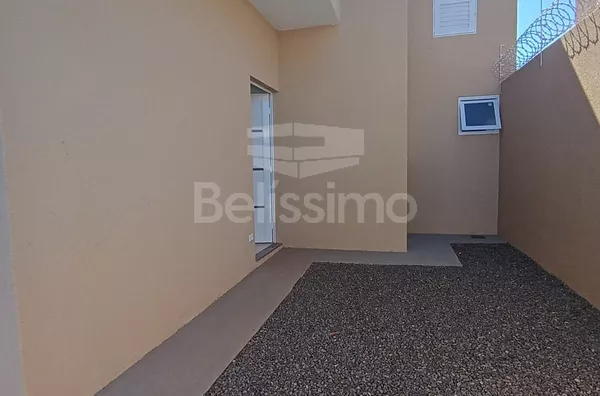 Casa com excelente localização, Jardim Alvorada. Casa com 02 (dois) quartos, sendo 01 (um) suíte, 02 (dois) banheiros, 01 (uma) sala de estar, 01 (uma) cozinha, 01 (uma) lavanderia e garagem para 2 carros.