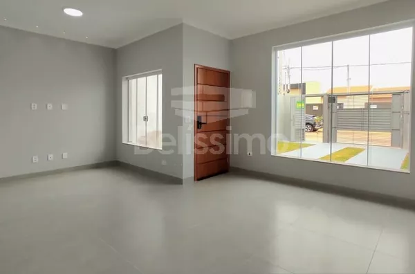 Casa com excelente localização no Mais Parque. Casa Contendo: 03 (Três) Quartos, sendo 01 (Uma) Suíte, 01 (Uma) Sala com pé direito amplo, 01 (Uma) Cozinha, 02 (Dois) Banheiros, 01 (Uma) Área de serviço coberta, Garagem para 02 carros