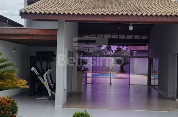 Linda Casa em Três Lagoas. Hall de entrada, asa de 3(rês) quartos, sendo uma com closet, Banheiro social, 01(uma) sala de esta, 01(uma) sala de jantar, 01 (uma) cozinha com armários planejados, 02(dois)depósitos, 01 (uma) Lavanderia coberta, Área Gourmet,