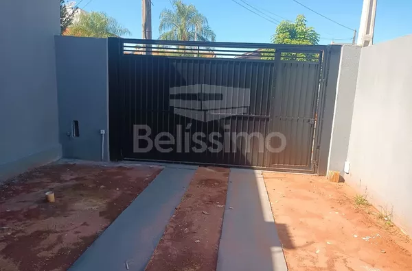 Casa bairro Ipê 1, bem localizada. Casa contendo, 2 (Dois) Quartos, sendo 1 (Uma) suíte, 2 (Dois) Banheiros, Sala de TV, Cozinha, Lavanderia e garagem para dois carros.