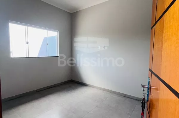 Linda casa no bairro Nova Três Lagoas, casa bem localizada. Casa contendo, 3 (Três) Quartos, sendo 1 (Uma) suíte, 2 (Dois) Banheiros, Sala de TV, Cozinha, Lavanderia coberta e garagem para dois carros. 