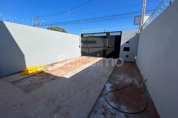 Casa localizada no bairro Parque São Carlos. Contendo 2 (dois) quartos, sendo 01 (um) suíte, 02 (dois) banheiros, 01 (uma) sala de estar, 01 (uma) cozinha, 01 (uma) lavanderia e com garagem para 2 carro. 