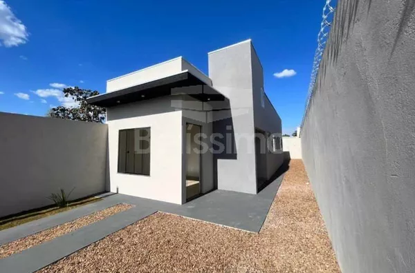 Casa localizada em Três Lagoas M/S, no bairro Santa Júlia, com acabamento de qualidade contendo os seguintes cômodos: 2(dois) quartos, 01 (um) banheiro social, 01 (uma) cozinha, 01 uma) sala TV. 1(uma) lavanderia coberta, garagem  para 2 carros.  Construç