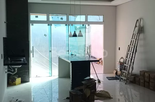 Casa com localização privilegiada, localizada no bairro Parque das Mangueiras, casa com 3 (três) quartos, sendo 1 (uma) suíte com closet, 1 (uma) sala, 1 (uma) cozinha, 1 (um) banheiro social, 1 (uma) lavanderia coberta e garagem 2 (duas) vagas.     Área 