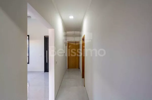 Linda Casa no condomínio Costa Leste, Casa com 03(três) quartos, sendo 1 suíte + 2(duas) Demi-suítes, 01(uma) sala com pé direito alto, com acabamento sanca de gesso, 01 (uma) cozinha com balcão em formato de ilha, 01 (uma) área de serviço coberta, 03 (tr