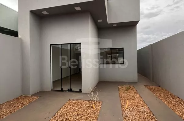 Casa com excelente localização 10 minutos do centro. Casa com 02 (dois) quartos, sendo 01 (um) suíte, 02 (dois) banheiros, 01 (uma) sala de estar, 01 (uma) cozinha, 01 (uma) lavanderia e garagem para 2 carro. 